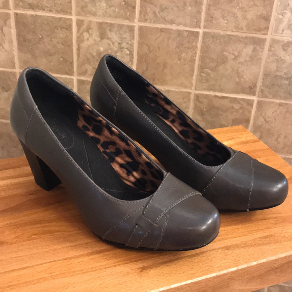 Clark’s grey leather heels women’s 6.5M